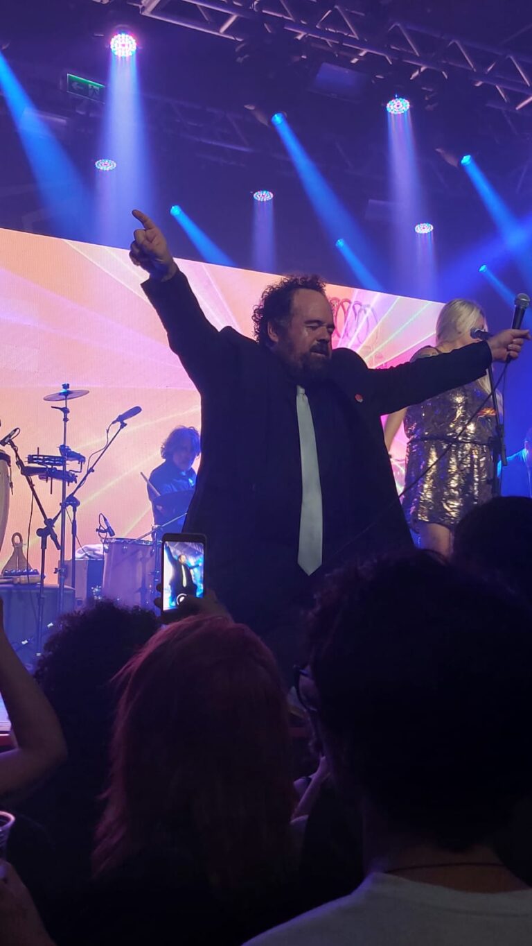 Carlinhos emociona plateia em noite de celebração aos 25 anos da banda Bidê ou Balde
