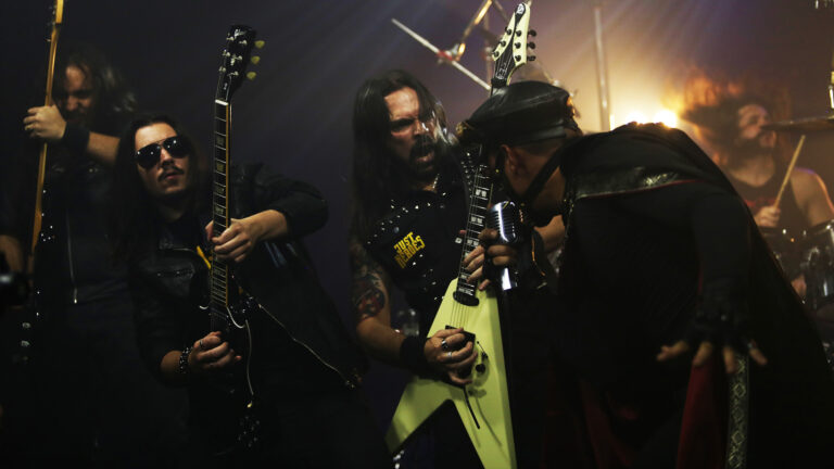 Just Heroes apresenta vídeo ao vivo de ‘Angels Deserve to Live’