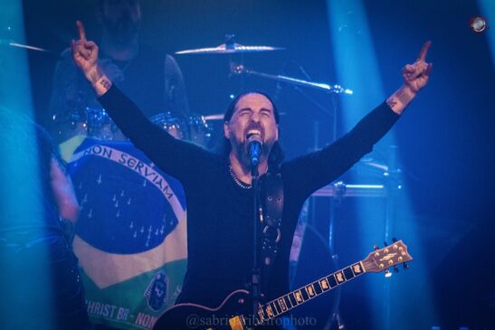 Vocalista Sakis e ao fundo Themis Tolis (bandeira do Brasil com logo do Rotting Christ na bateria).