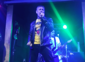 Celebração de 30 Anos de Tenaz no Salón Pueyrredón: Uma Noite de Punk Rock e Amizade na Argentina