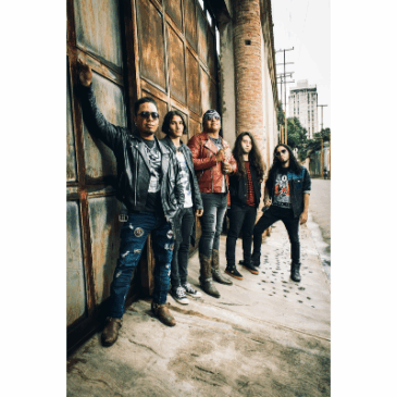 A banda Alto Voltaje posa para foto promocional do single 'No Siempre Llueve'