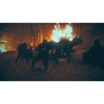 Cena do videoclipe 'Descendente' da banda VHILL, com elementos visuais sombrios.
