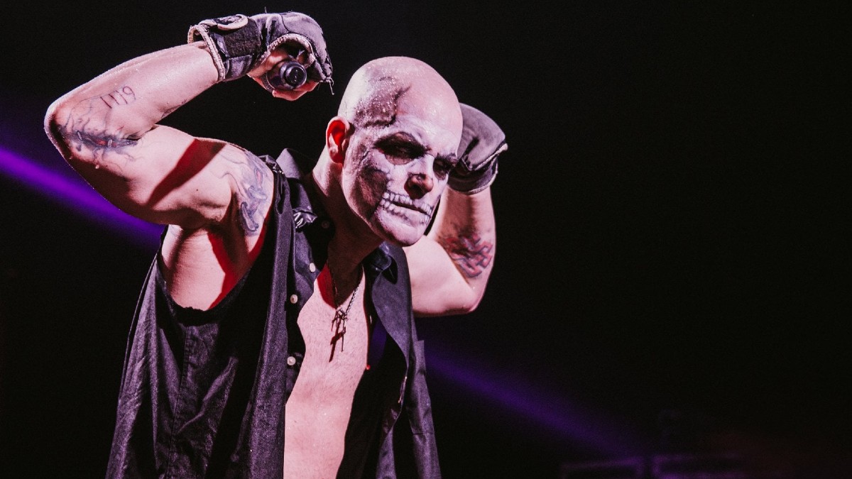 Michale Graves em performance no palco com maquiagem característica
