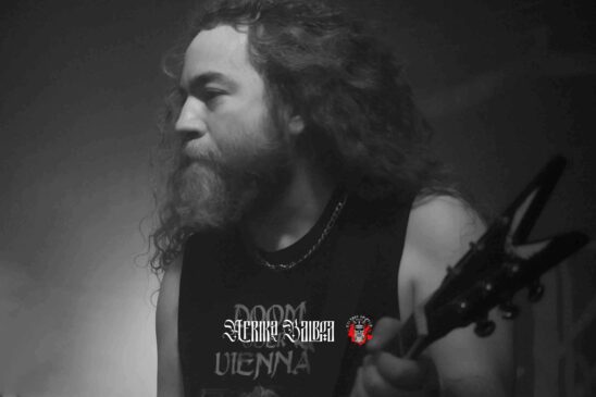 Bitterdusk no palco, com destaque para os vocalistas harmonizando