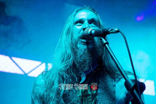 Integrantes do Black Tusk em performance energética no palco