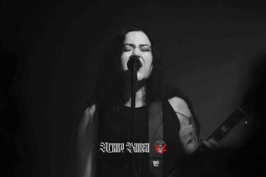 Gina Ríos, vocalista do Black Glow, comandando o palco com sua guitarra