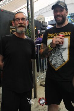 Membro do Conan erguendo uma cerveja no palco