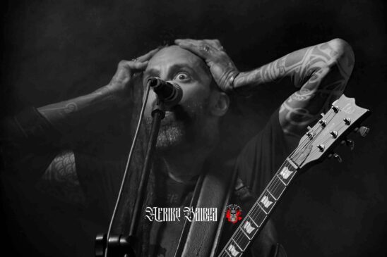 Dopethrone no palco, com distorções pesadas e atmosfera intensa