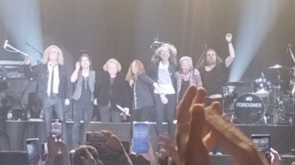 Lou Gramm junta-se à Foreigner em Buenos Aires. Crédito: @isaorock80 - @culturaempeso