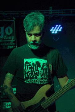 Vocalista de Espectro de la Conciencia no chão durante apresentação intensa no Doom City Fest
