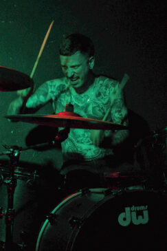 Malastra durante show energético na Capilla de los Muertos