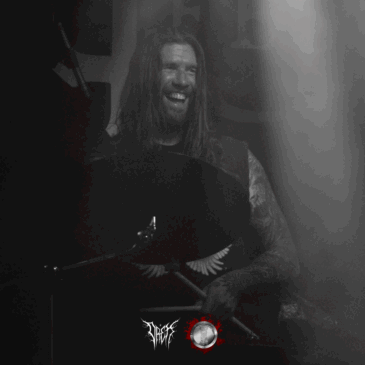 Johnny King do Conan tocando com intensidade