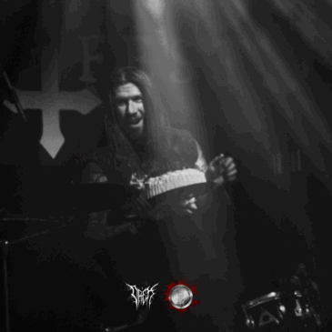 Baterista do Conan sorrindo com bolo de aniversário no palco