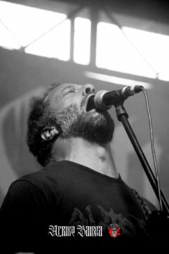 Performance ao vivo do Majestic Downfall, mostrando a intensidade do vocalista