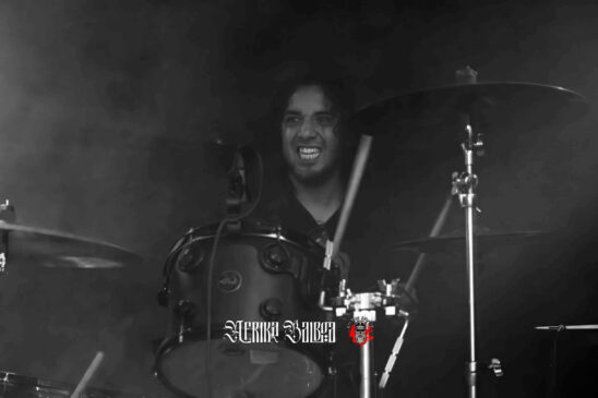 Integrantes da banda Oscuro em performance ao vivo, foto por Afrika Balboa