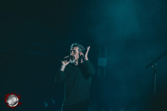System of a Down performando em Bogotá, com destaque para a energia do show