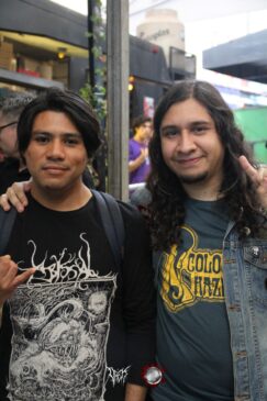 Integrante do Vinnum Sabbathi manipulando sintetizadores