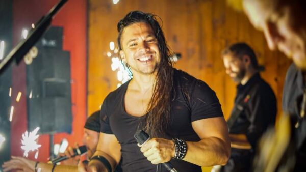 Tete Novoa em performance ao vivo no México