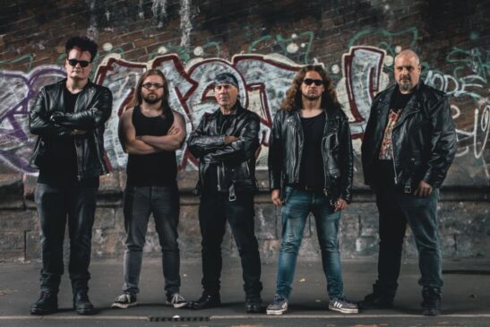 Banda Toranaga UK posando para foto promocional