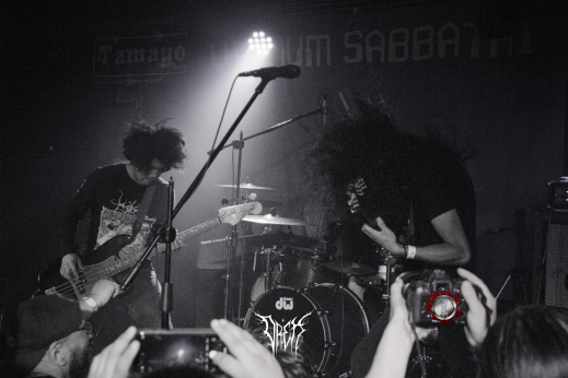 Vinnum Sabbathi no palco, com sintetizadores e luzes azuis futuristas
