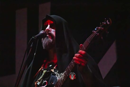 Banda Black Altar em ritual no palco