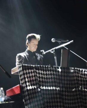 Tilo Wolff no palco durante o show da Lacrimosa