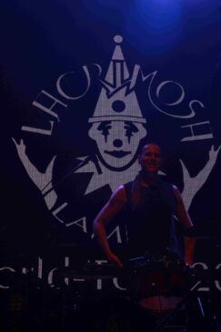 Anne Nurmi tocando teclado durante o show