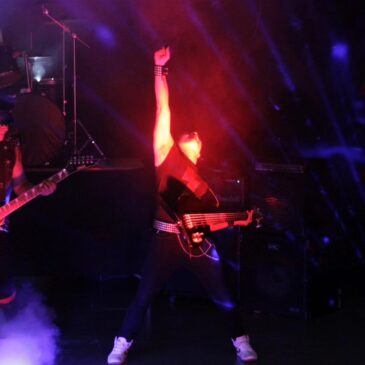 Hellmidian celebrando vitória no palco da final Wacken Metal Battle México