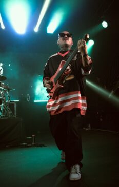 José Macario, guitarrista da banda mexicana Ladrones, ao vivo. Foto por Cultura Em Peso
