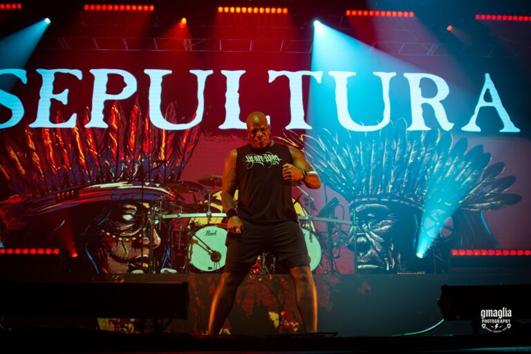 Agonizando em praça pública, Sepultura faz mais um show inebriante de sua turnê de despedida