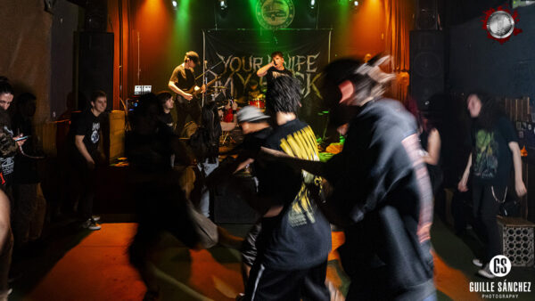 A banda Your Knife My Back durante a Violence Sessions