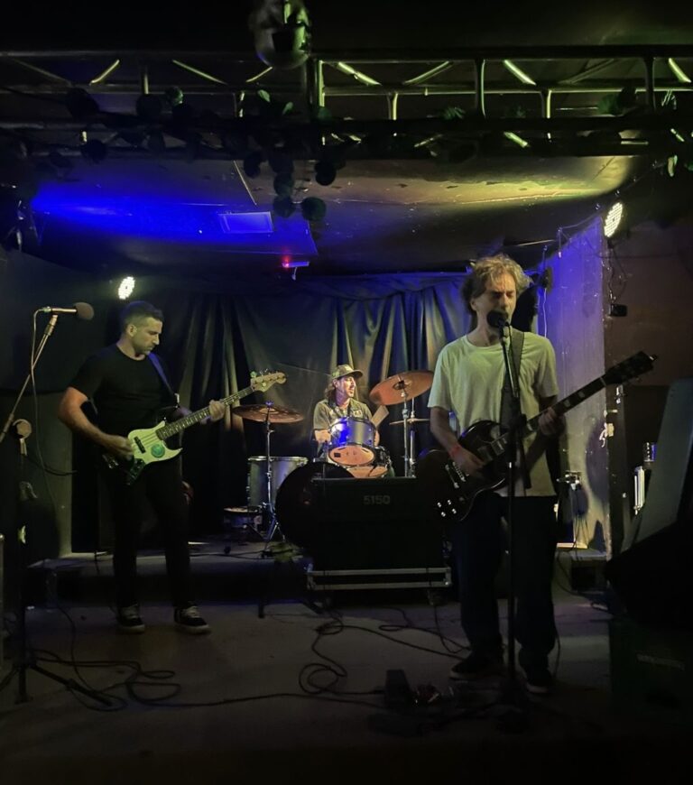 Trio Jive reafirma influências do hardcore, do metal e do alternativo em novo EP