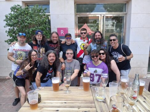 Grupo de amigos comemorando no festival