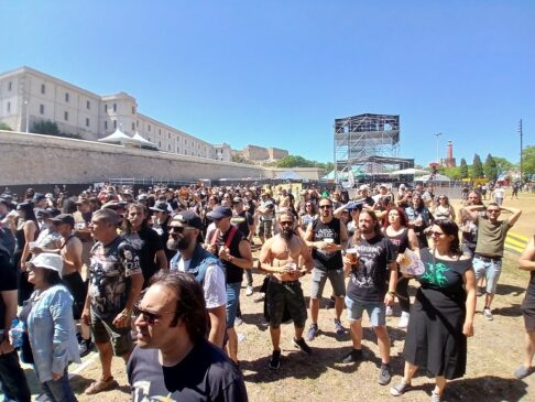 Público à noite no Rock Imperium Festival