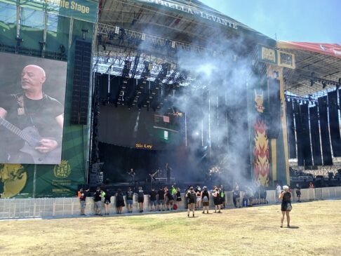 Imagem de uma banda se apresentando sob forte calor