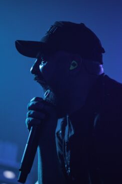 Tavo, vocalista do Resorte, durante performance energética