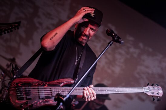 Vista geral do público durante apresentação do Resorte no FuckOffRoom