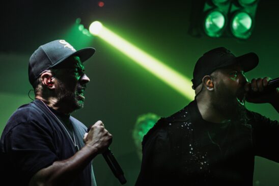 Resorte durante apresentação no FuckOffRoom com iluminação intensa no palco