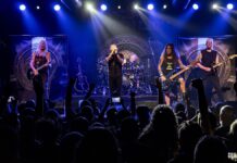 Steve Harris e seus Leões Britânicos atraem uma grande multidão apesar do calor