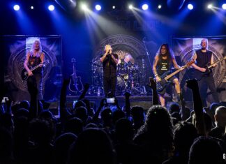 Steve Harris e seus Leões Britânicos atraem uma grande multidão apesar do calor