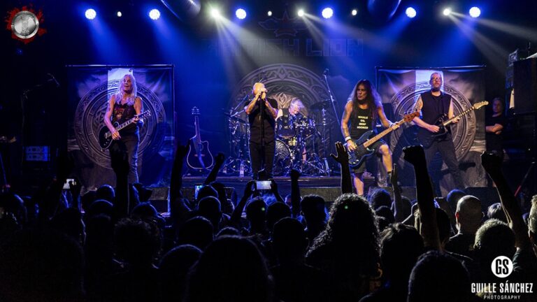Steve Harris e seus Leões Britânicos atraem uma grande multidão apesar do calor