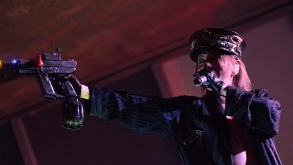 Vista geral do palco durante show do Hyde com iluminação vermelha característica