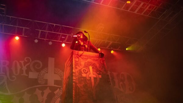 Hyde durante apresentação no palco do Circo Volador com luzes vermelhas e produção elaborada