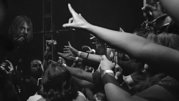 Hyde interagindo diretamente com o público durante o show no Circo Volador