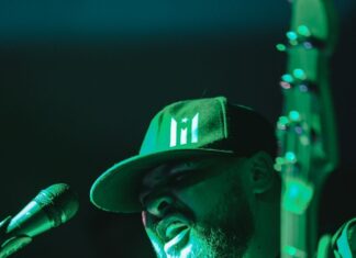 A banda de groove metal “Cabron” se junta ao ritual de homenagem aos mortos na Cidade do México, México.