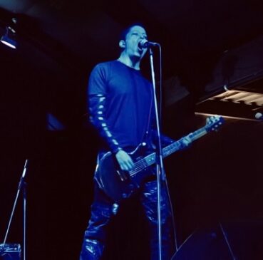 Público e atmosfera da apresentação da banda Artificial na pizzaria Pertutti.