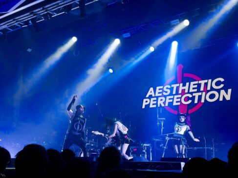 Público e palco durante Aesthetic Perfection na Razzmatazz, Barcelona