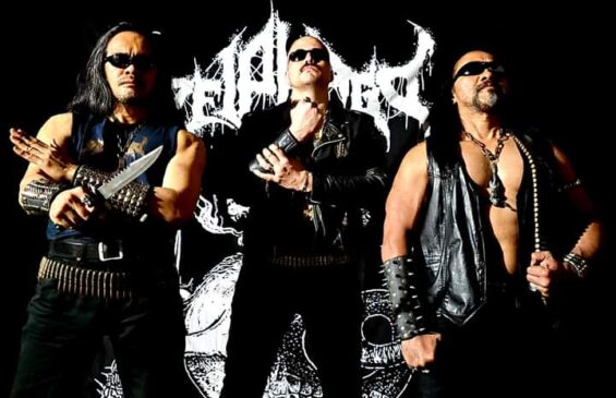 Foto promocional da banda Deiphago com palco escuro e logo da banda.