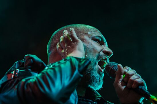 Tony Dünedain no vocal durante apresentação no México