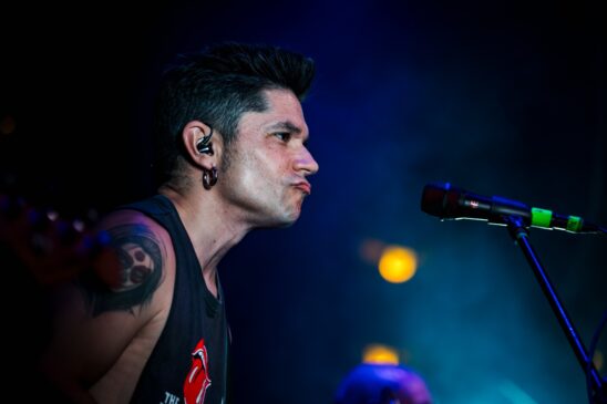 Integrantes do Nova Serpens em performance no palco